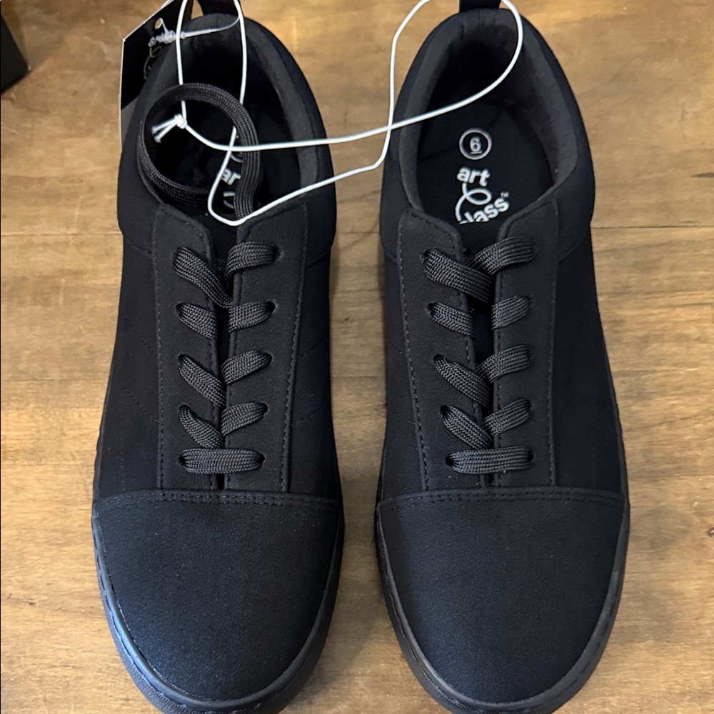 art class  Black Low-Top Lace-Up Sneakers Youth size 6 NEW - Picture 2 of 6